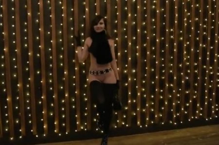 Зимняя эротическая ню сессия голой стройной девушки на улице