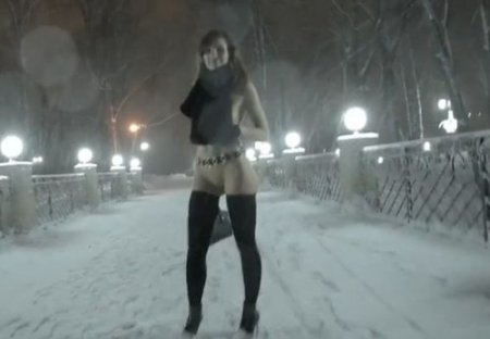 Зимняя эротическая ню сессия голой стройной девушки на улице