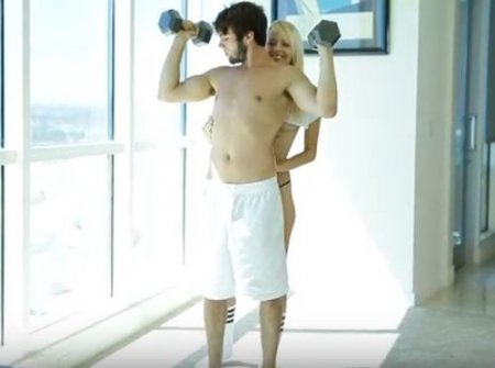 Белобрысая молодая стройняшка вместо спорта утром захотела секс