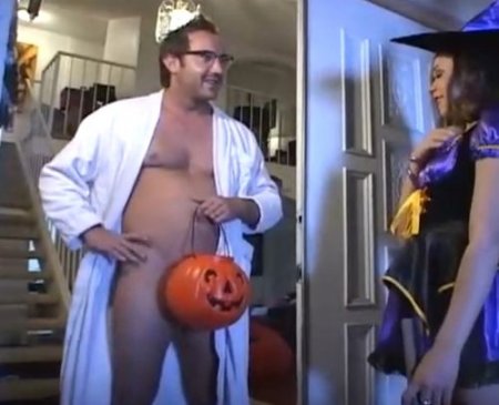 Девушка на Хелоуин потрогала хуй в тыкве и отдалась за конфетку
