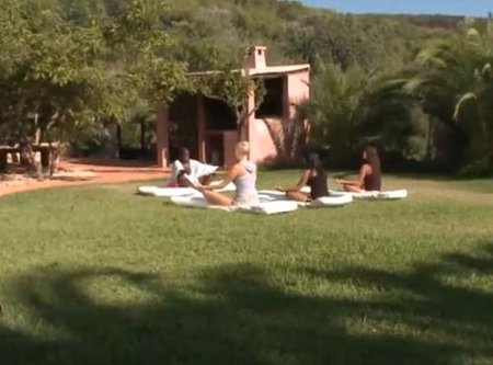 Чернокожий йог тренер показал девушке как раки ебутся в сраку