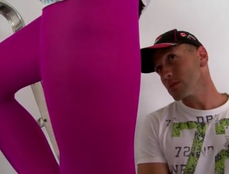 Пришел чинить кондиционер и трахнул ЖМЖ двух девушек в колготках